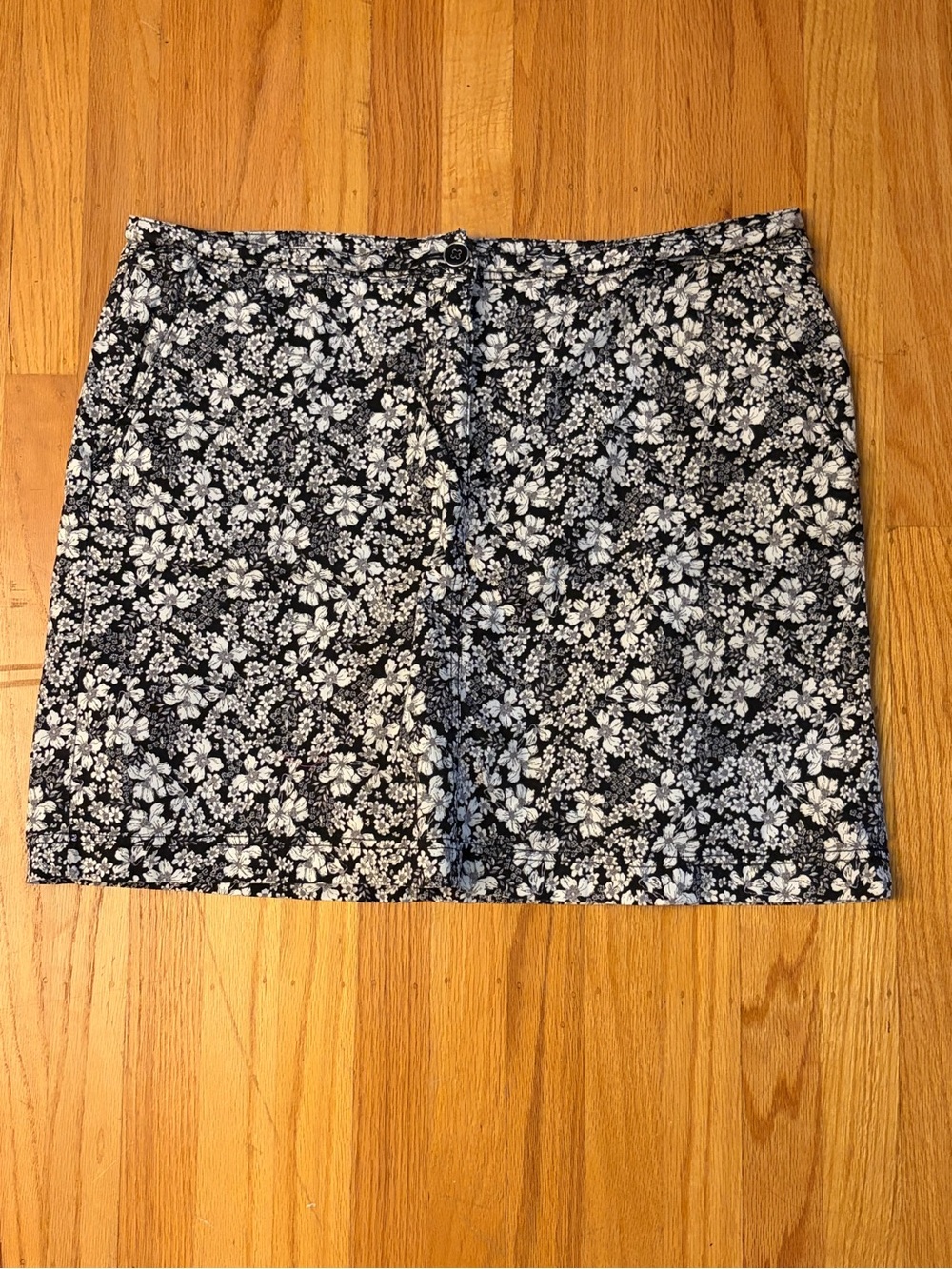 ๐ Karen Scott Black and White Floral Skort - 16 NWOT - Picture 2 of 5